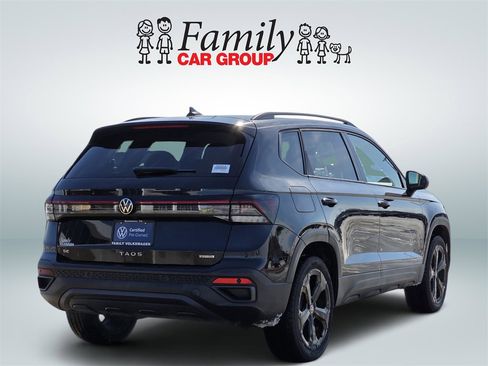 Used 2025 Volkswagen Taos SE image 4