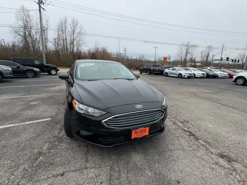 Used 2017 Ford Fusion SE w/ Fusion SE Technology Package image 2