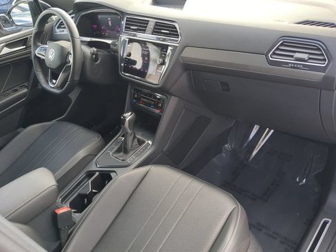 Certified 2022 Volkswagen Tiguan SE R-Line FWD image 12
