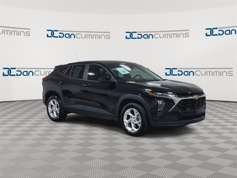 Used 2024 Chevrolet Trax LS w/ LS Convenience Package image 2
