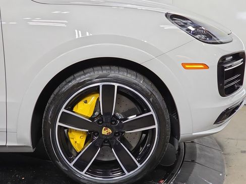 Certified 2023 Porsche Cayenne Turbo AWD/4WD image 11