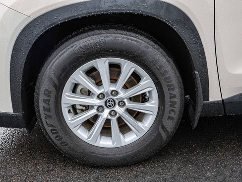 Certified 2024 Toyota Grand Highlander XLE image 31