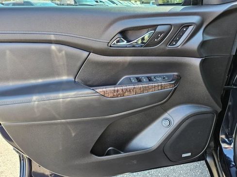 Used 2022 GMC Acadia Denali w/ Denali Ultimate Package AWD/4WD image 27