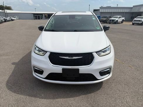 Used 2024 Chrysler Pacifica Limited w/ Trailer Tow Group FWD image 9