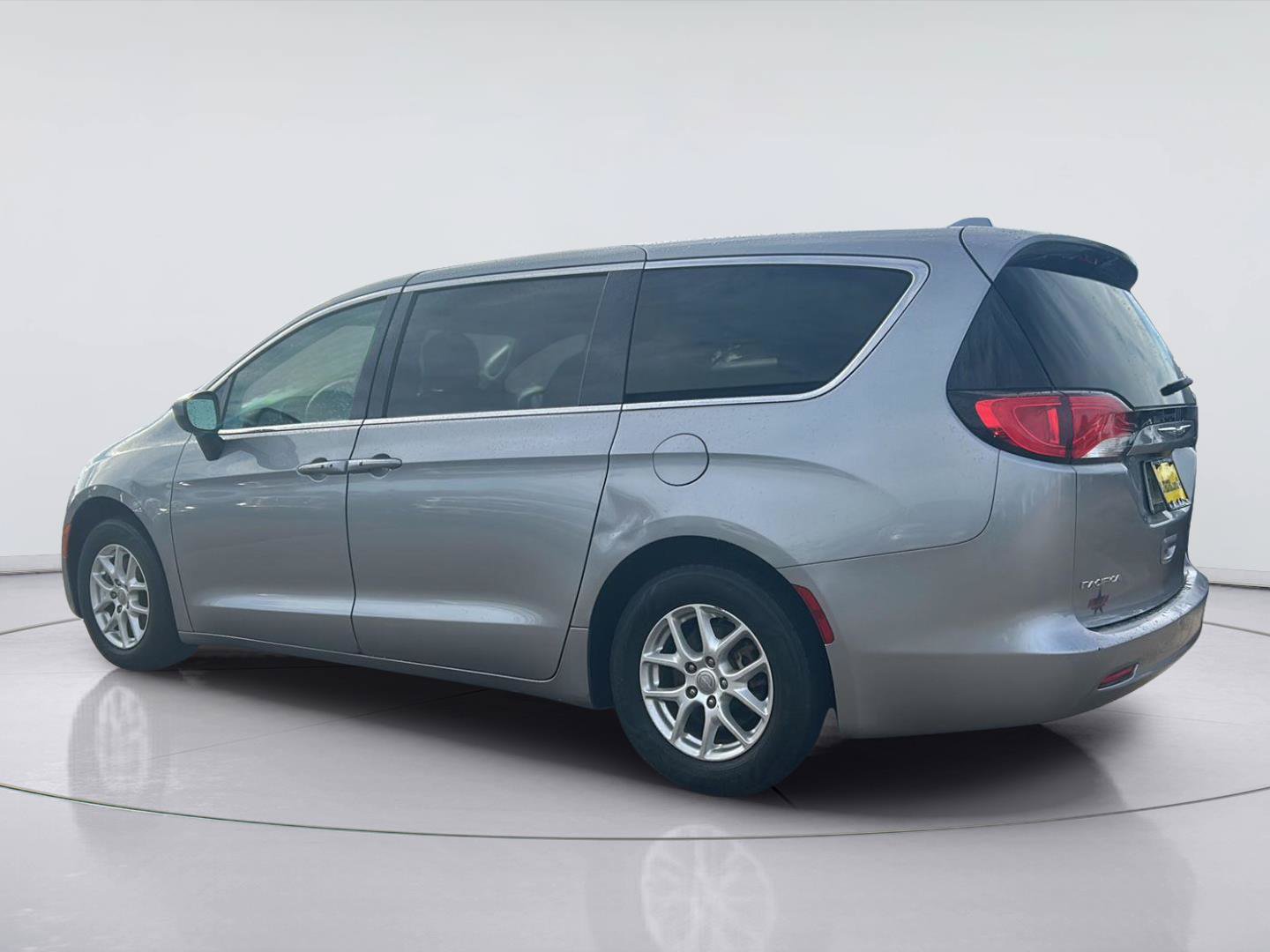 Used 2017 Chrysler Pacifica Touring FWD image 6