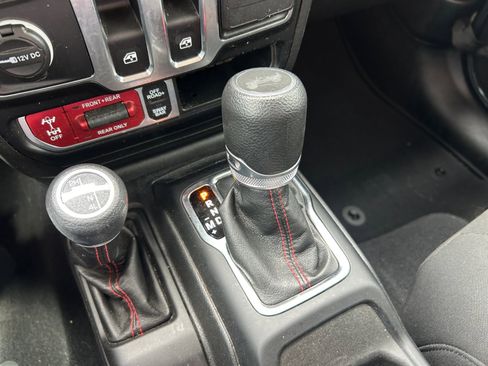 Used 2023 Jeep Wrangler Rubicon w/ Cold Weather Group AWD/4WD image 15