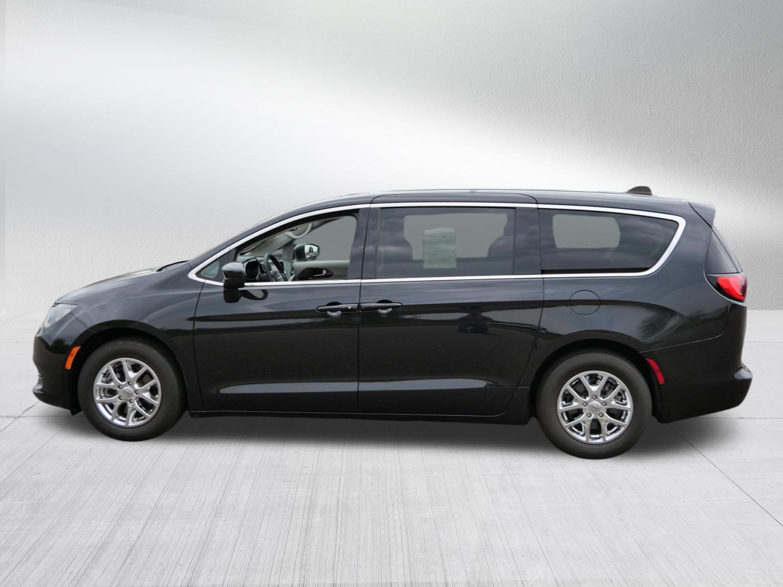 Used 2024 Chrysler Voyager LX FWD image 4