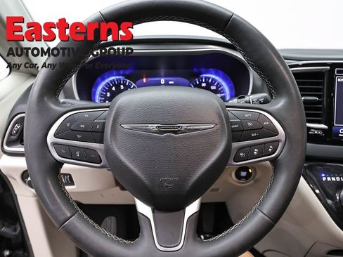 Used 2023 Chrysler Pacifica Touring-L FWD image 10