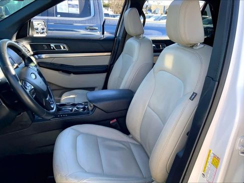 Used 2018 Ford Explorer XLT w/ Equipment Group 202A image 9