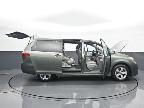Used 2020 Toyota Sienna L image 26