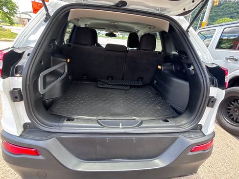 Used 2015 Jeep Cherokee Latitude w/ Cold Weather Group AWD/4WD image 10