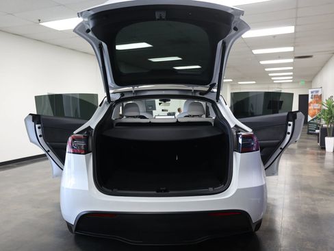 Used 2024 Tesla Model Y Long Range AWD/4WD image 45