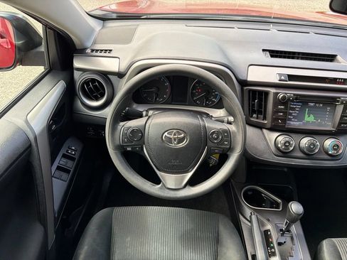 Used 2018 Toyota RAV4 LE AWD/4WD image 24