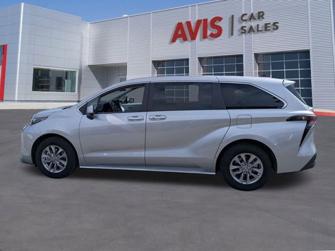 Used 2025 Toyota Sienna LE image 10