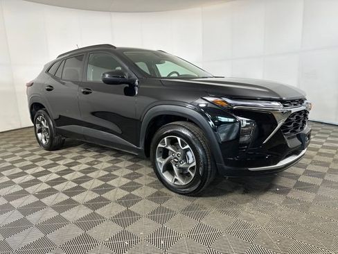 Used 2025 Chevrolet Trax LT w/ Driver Confidence Package image 2