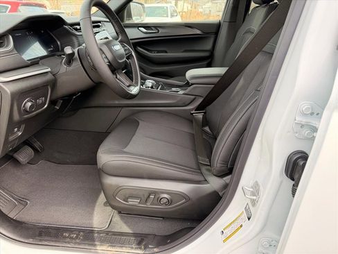 New 2025 Jeep Grand Cherokee Laredo image 7