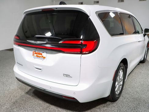 Used 2023 Chrysler Pacifica Touring-L FWD image 7