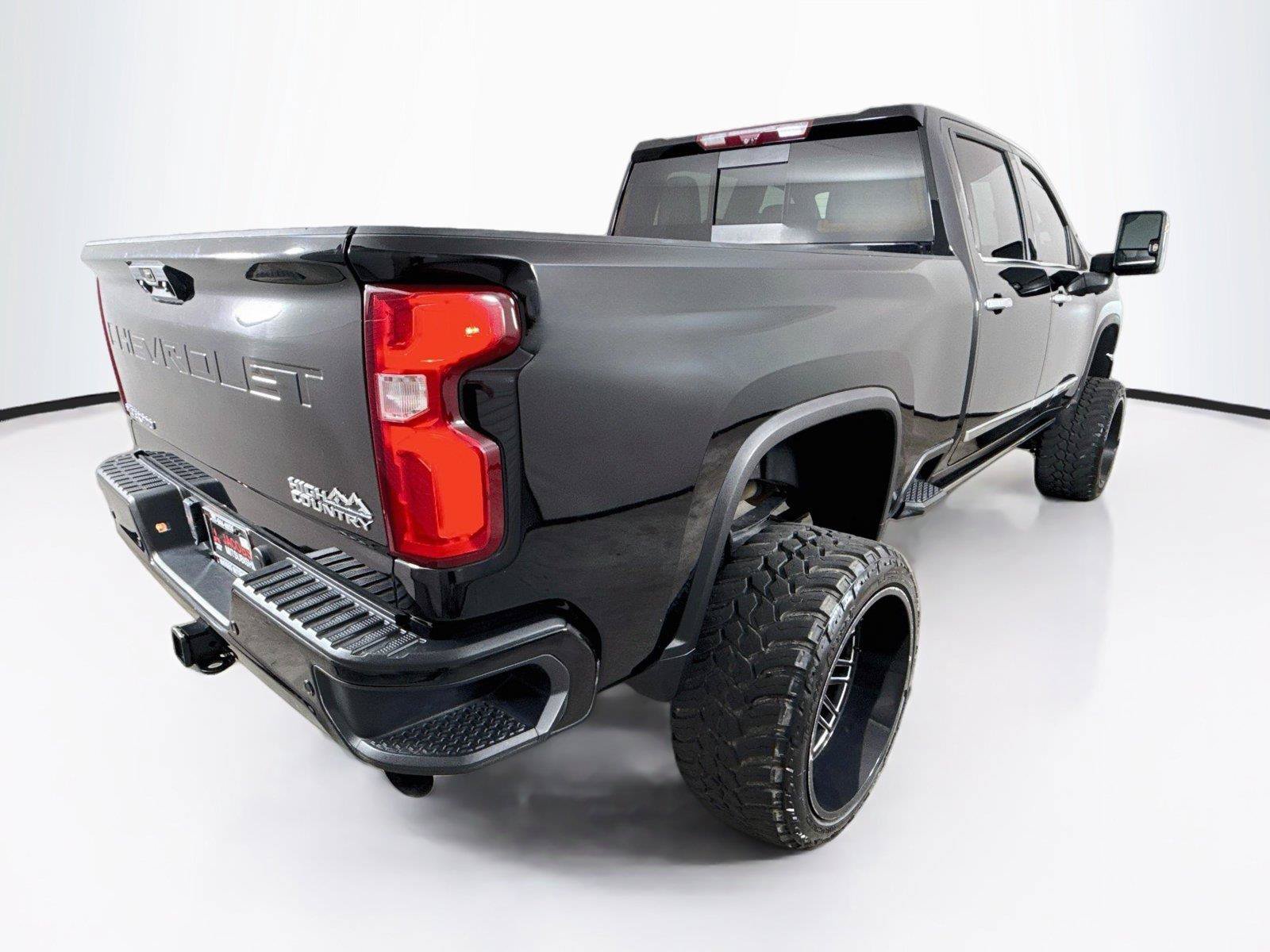 Used 2024 Chevrolet Silverado 2500 High Country w/ High Country Premium Package AWD/4WD image 5