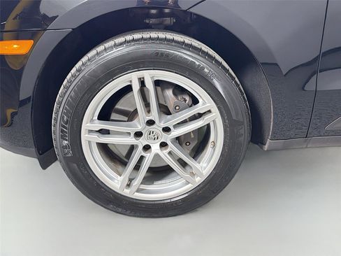 Certified 2025 Porsche Macan AWD/4WD image 11