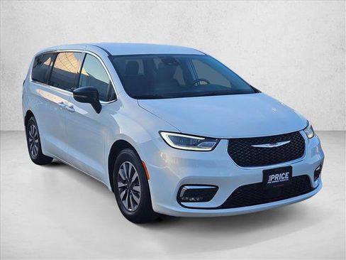 Used 2023 Chrysler Pacifica Touring-L FWD image 3