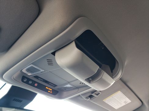 Used 2022 Chevrolet Equinox LT w/ Driver Convenience Package image 26