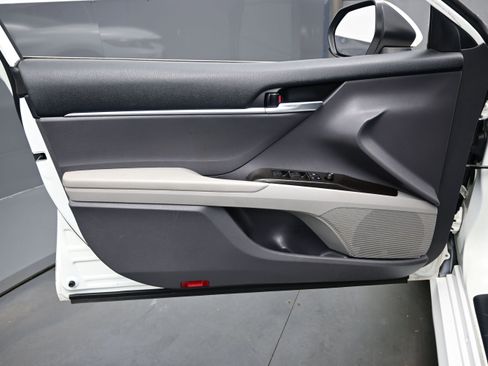 Used 2022 Toyota Camry LE FWD image 9