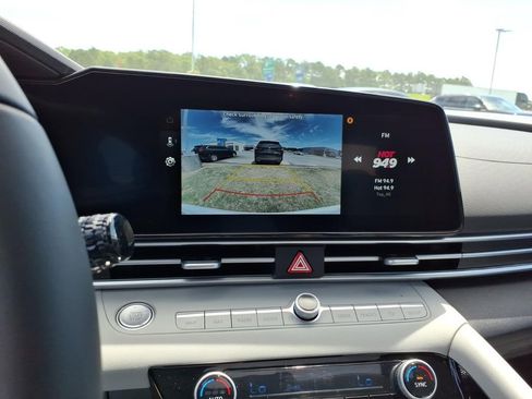 Used 2025 Hyundai Elantra Limited FWD image 16
