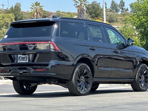 New 2026 Lincoln Navigator Reserve w/ Jet Appearance Package AWD/4WD image 3