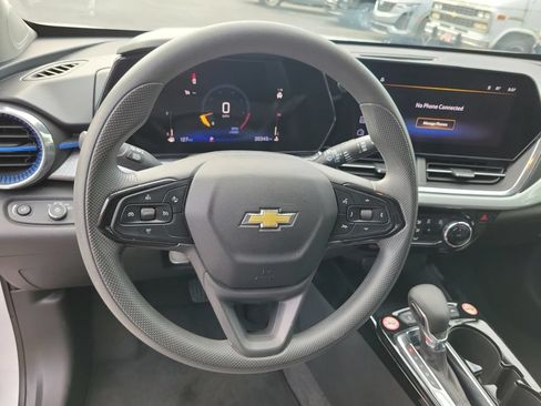 Used 2025 Chevrolet Trax LT FWD image 25