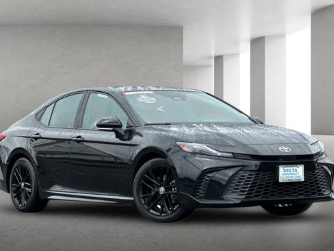 Used 2025 Toyota Camry SE image 1