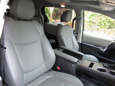 Used 2023 Toyota Sienna XLE w/ XLE Plus Package AWD/4WD image 21
