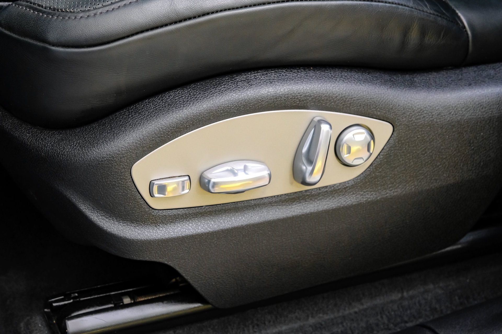 Used 2024 Porsche Macan w/ Premium Plus Package AWD/4WD image 34