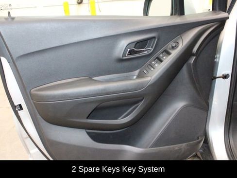 Used 2019 Chevrolet Trax LT w/ LT Convenience Package image 16