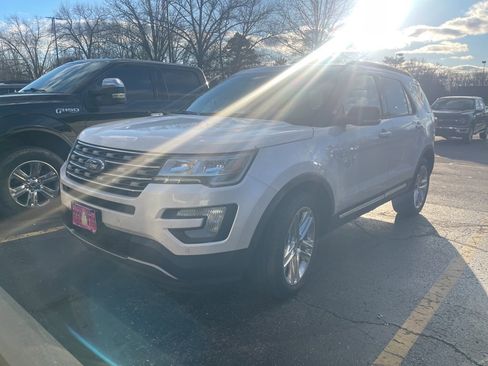 Used 2016 Ford Explorer XLT w/ Equipment Group 202A image 2