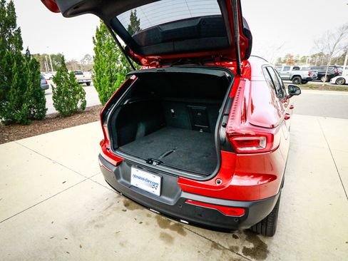 Used 2025 Volvo XC40 B5 Plus image 32