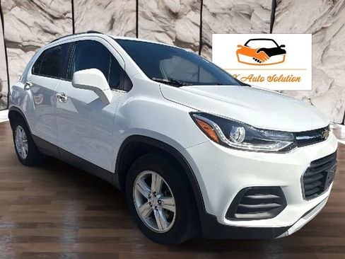 Used 2019 Chevrolet Trax LT w/ LT Convenience Package FWD image 1