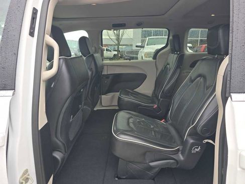 Used 2023 Chrysler Pacifica Limited image 16