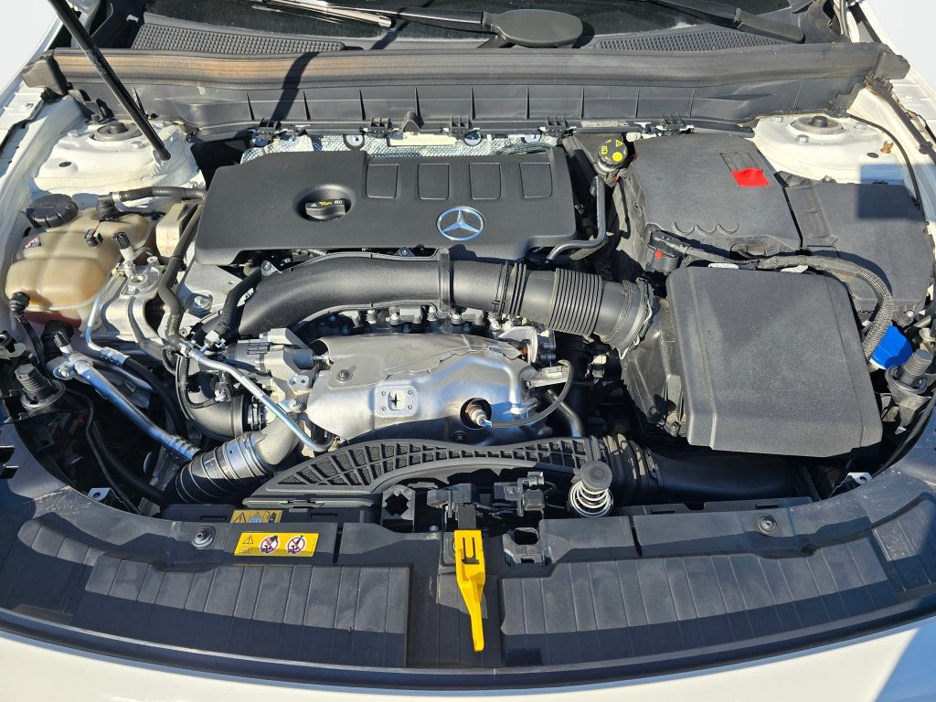 Used 2023 Mercedes-Benz GLB 250 w/ Premium Package image 11