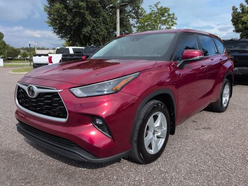 Used 2025 Toyota Highlander LE FWD image 2