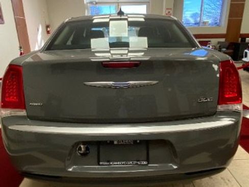 Used 2017 Chrysler 300 Limited w/ Value Package image 6