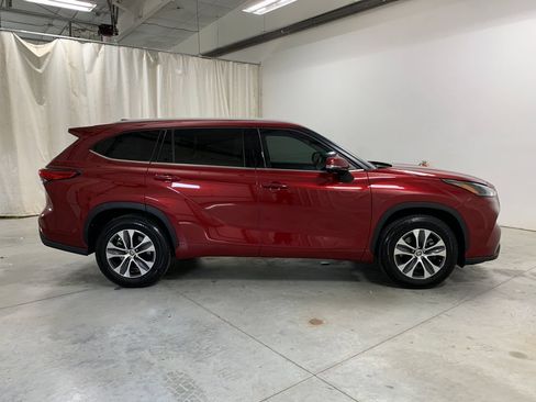 Used 2022 Toyota Highlander XLE FWD image 12