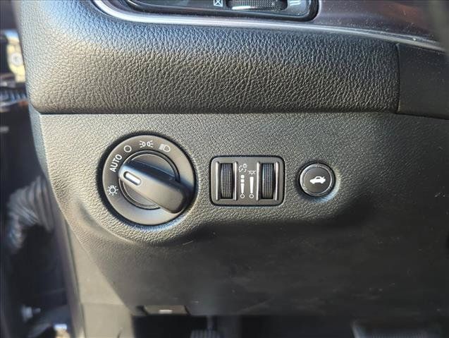 Used 2018 Dodge Challenger SXT RWD image 13