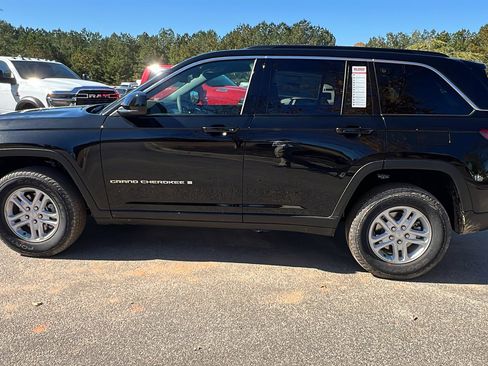 New 2025 Jeep Grand Cherokee Laredo image 11