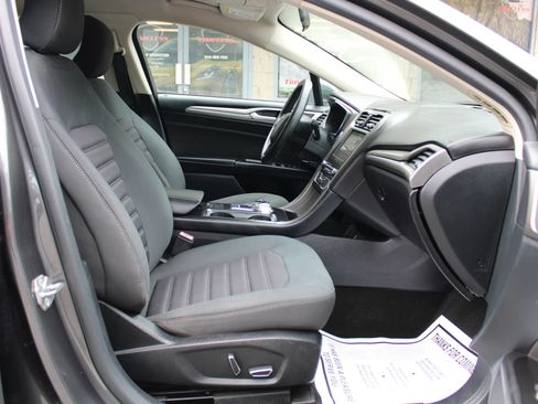 Used 2017 Ford Fusion SE w/ Fusion SE Technology Package FWD image 17