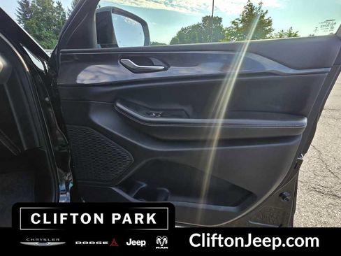 Used 2023 Jeep Grand Cherokee L Laredo AWD/4WD image 15