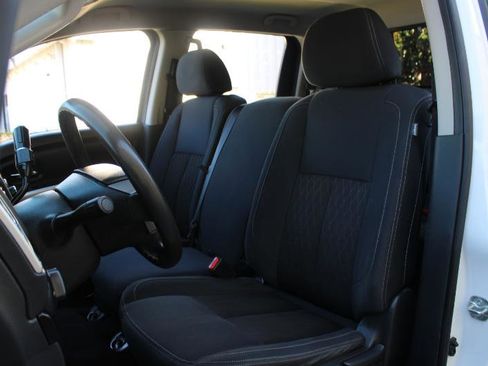 Used 2019 Nissan Titan SV image 12