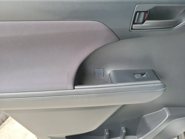Used 2022 Toyota Highlander L FWD image 19