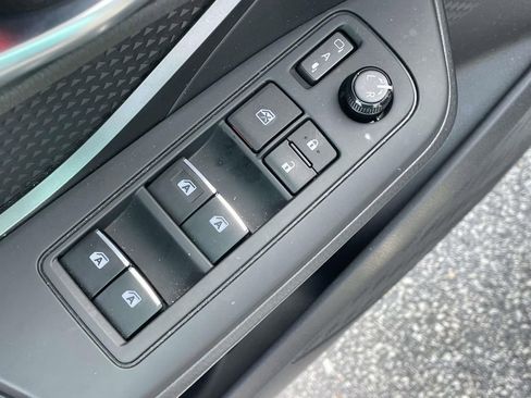 Used 2018 Toyota C-HR XLE FWD image 16