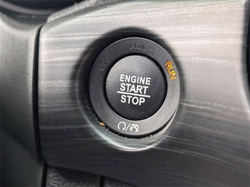 Used 2020 Jeep Grand Cherokee Altitude image 23