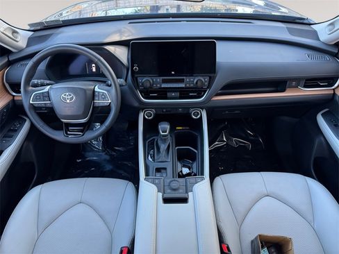 Used 2025 Toyota Grand Highlander AWD image 10